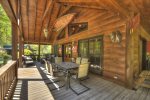 Stanley Creek Lodge: Deck Dining Area
